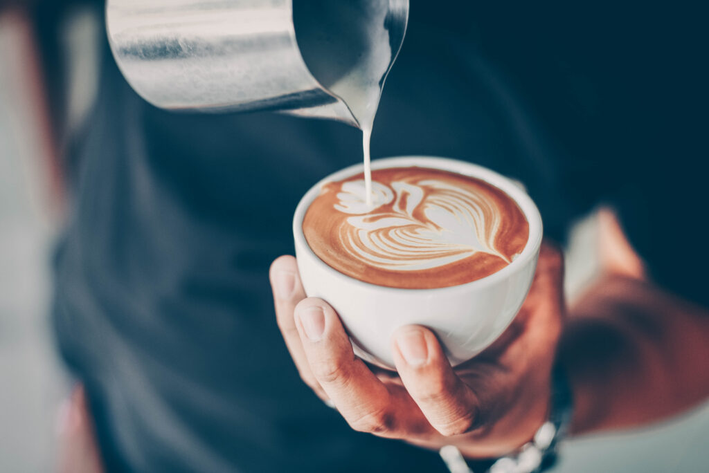 barista maakt koffie