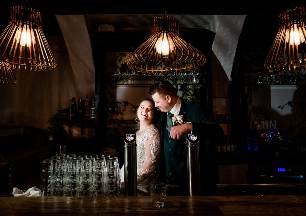fotoshoot achter bar bruiloft