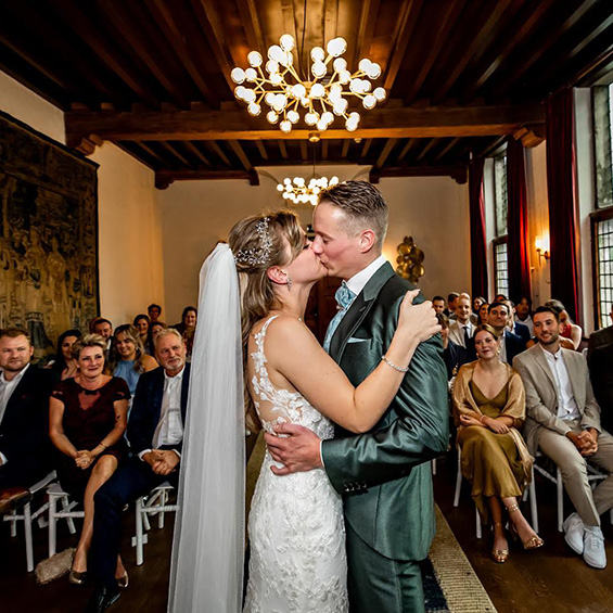 Professionele fotograaf kussend koppel