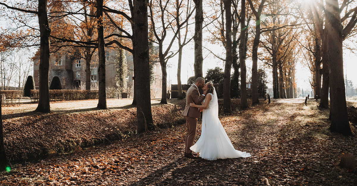 Zoenend koppel buiten kasteel dussen blog
