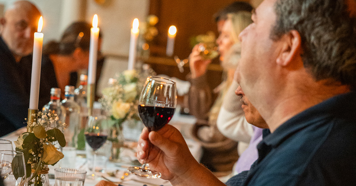 Bedrijfsfeest kasteel dussen man wijn