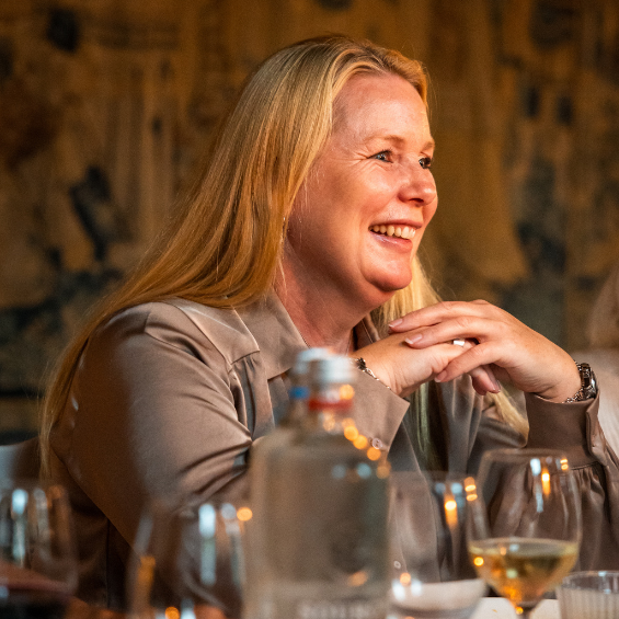 Lachende vrouw aan tafel in Kasteel Dussen