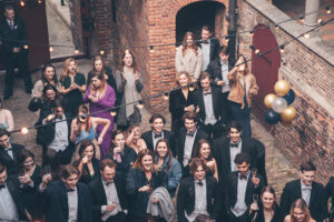 Studenten proosten tijdens een studentengala
