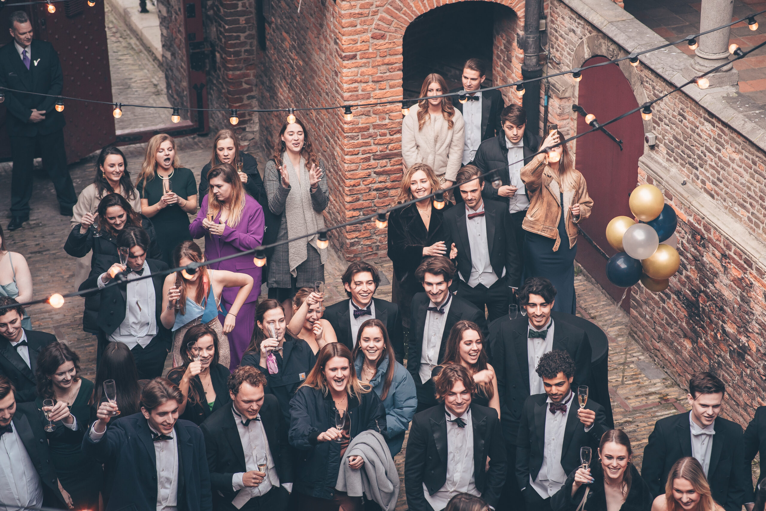 Studenten proosten tijdens een studentengala
