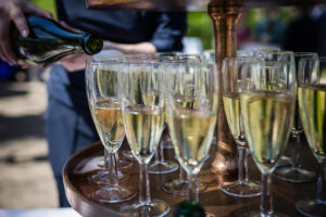 Champagne die ingeschonken wordt