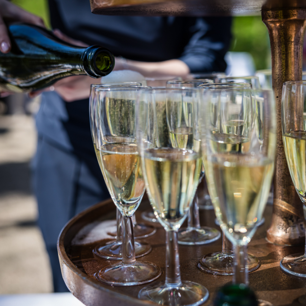 Champagneglazen die ingeschonken worden