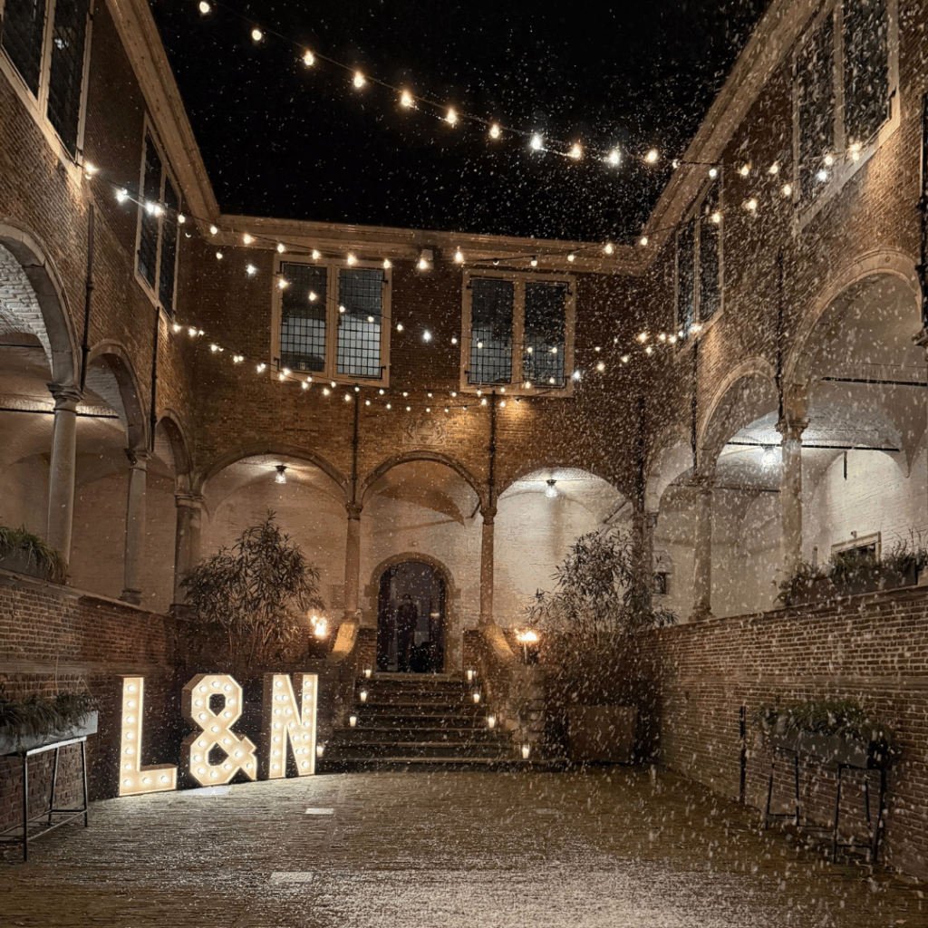 Een winterse setting met led-letters