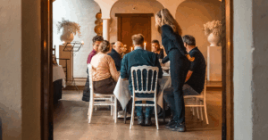 gezelschap aan tafel