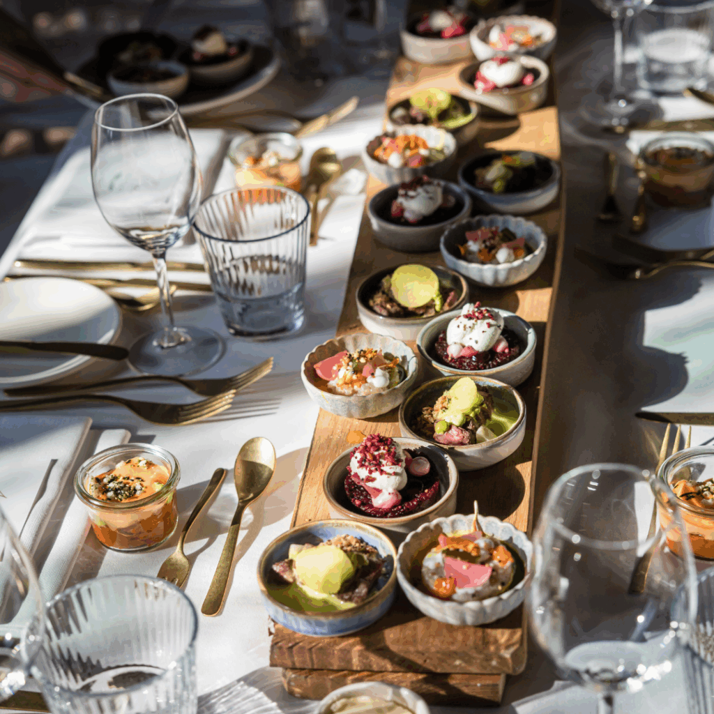 tafel met borrelhapjes