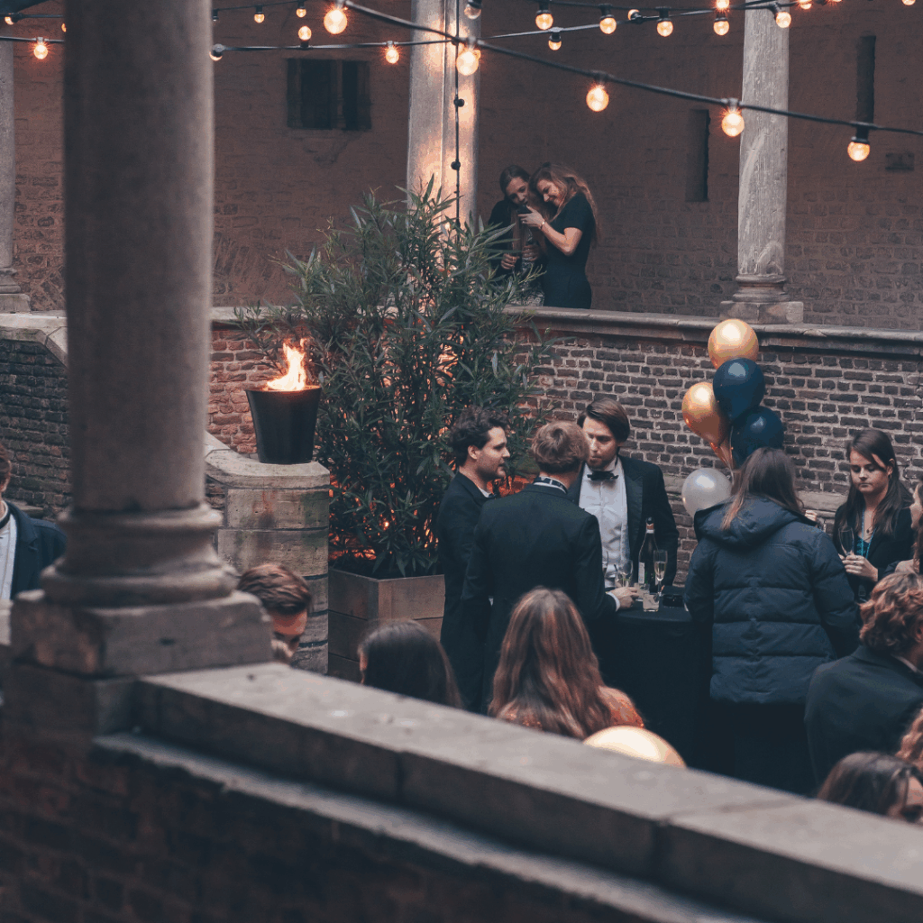 studenten in de binnentuin