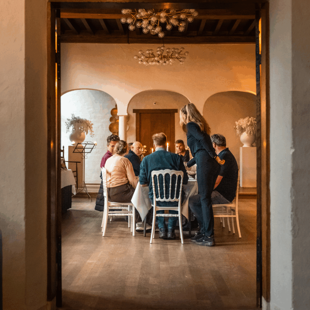 een tafel met mensen