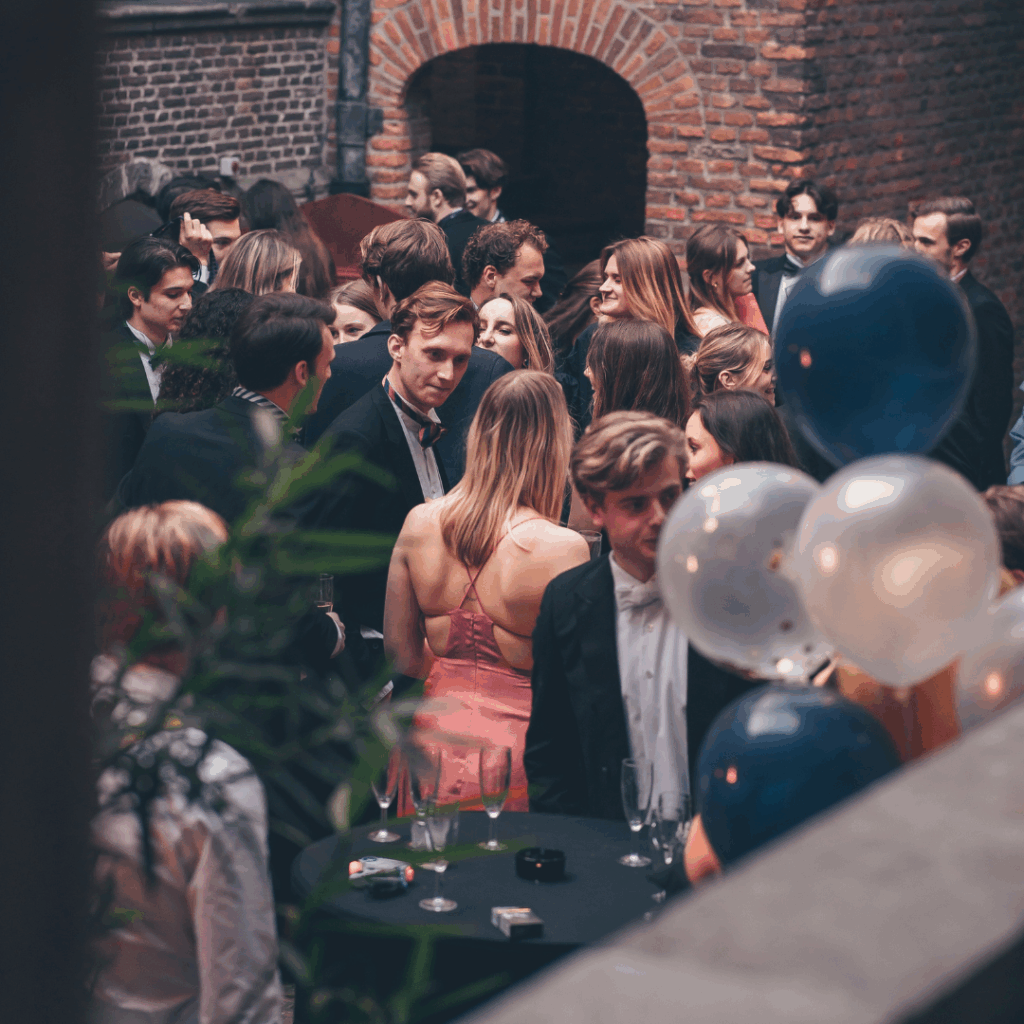 menigte studenten bij Kasteel Dussen