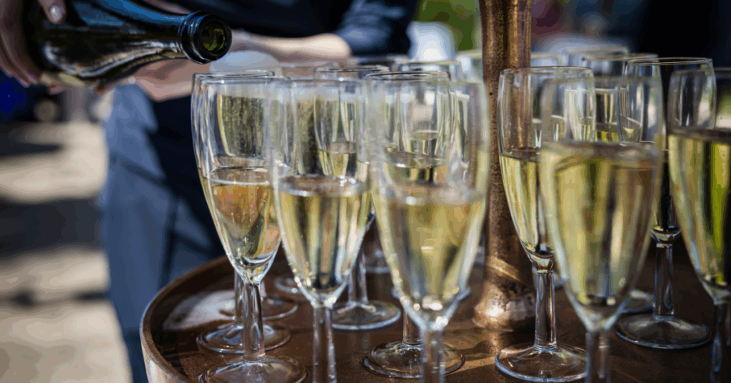 Dienblad met champagne glazen