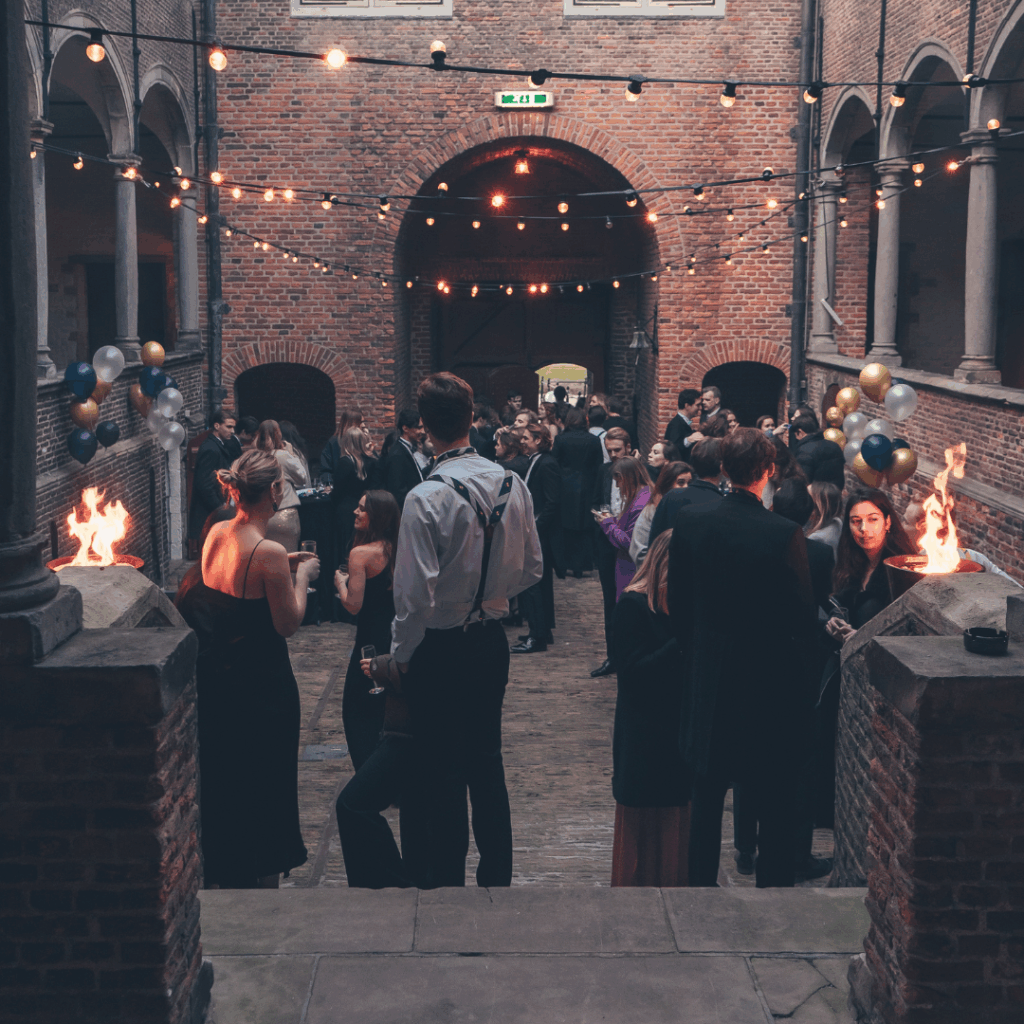 studenten in de toscaanse zuilengalerij
