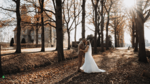 man en vrouw kussen tussen de bomen